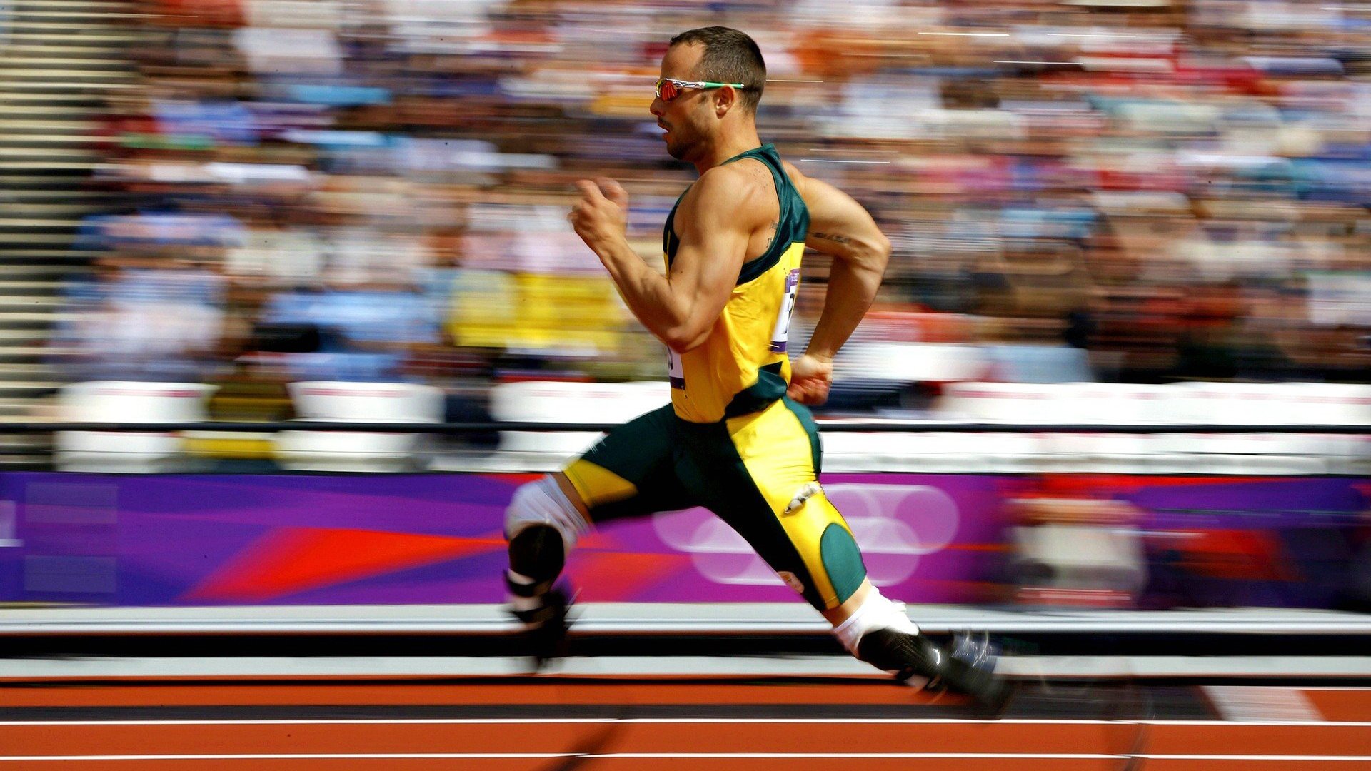 关键词中隐藏着几个层次，拉塞尔（车手）刷新最快圈速（现象）凯迪拉克超越奥迪（品牌较量）这不仅仅是比赛报道，更是新旧秩序交替的隐喻。墨西哥城的高原稀薄空气，正好象征变革的临界点